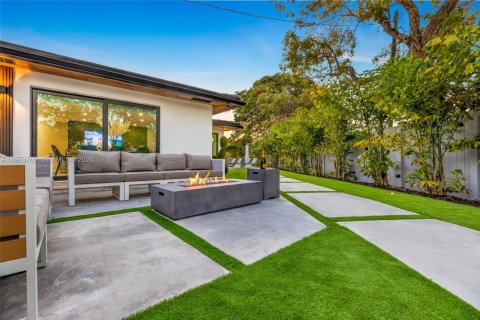 House in Miami, Florida 5 bedrooms, 238.29 sq.m. № 2038598 - photo 15