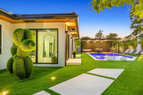 House in Miami, Florida 5 bedrooms, 238.29 sq.m. № 2038598 - photo 5
