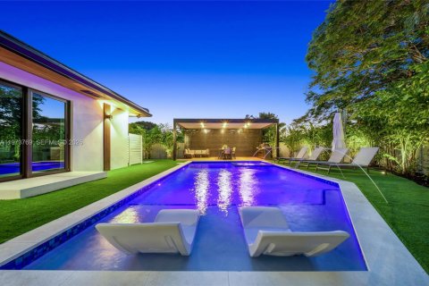 House in Miami, Florida 5 bedrooms, 238.29 sq.m. № 2038598 - photo 7