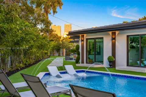 House in Miami, Florida 5 bedrooms, 238.29 sq.m. № 2038598 - photo 17