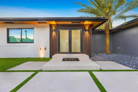 House in Miami, Florida 5 bedrooms, 238.29 sq.m. № 2038598 - photo 10