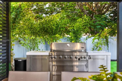 House in Miami, Florida 5 bedrooms, 238.29 sq.m. № 2038598 - photo 22