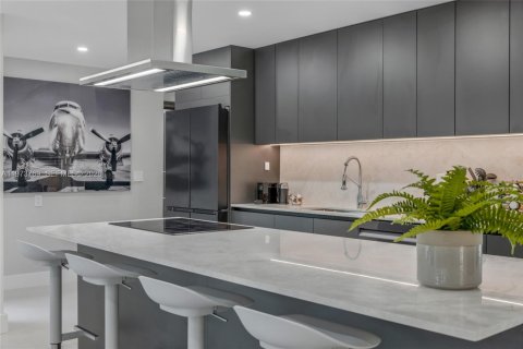 House in Miami, Florida 5 bedrooms, 238.29 sq.m. № 2038598 - photo 28