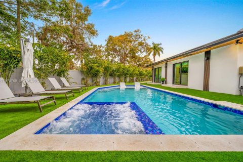 House in Miami, Florida 5 bedrooms, 238.29 sq.m. № 2038598 - photo 27