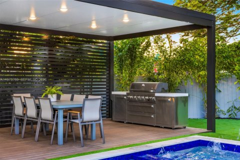 House in Miami, Florida 5 bedrooms, 238.29 sq.m. № 2038598 - photo 19