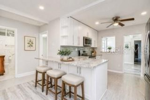 House in Clearwater, Florida 4 bedrooms, 191.75 sq.m. № 2102176 - photo 23