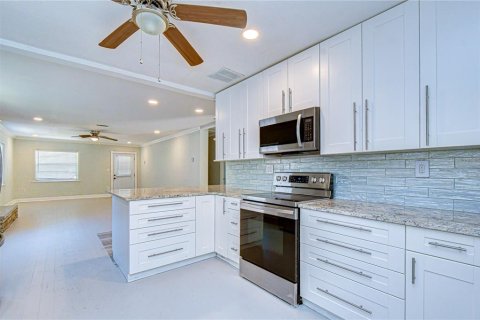 House in Clearwater, Florida 4 bedrooms, 191.75 sq.m. № 2102176 - photo 30