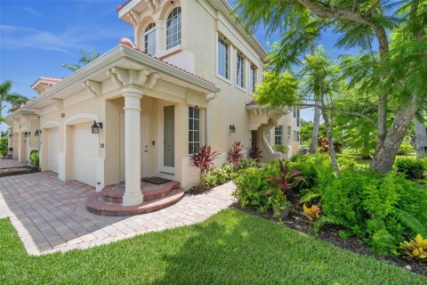 Condo in Cape Coral, Florida, 3 bedrooms  № 2345692 - photo 2