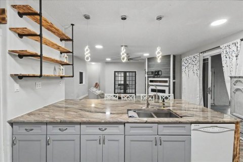 House in Edgewater, Florida 4 bedrooms, 208.57 sq.m. № 2223312 - photo 10