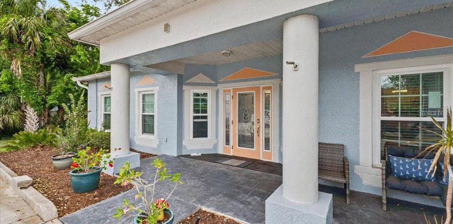 House in Edgewater, Florida 4 bedrooms, 208.57 sq.m. № 2223312