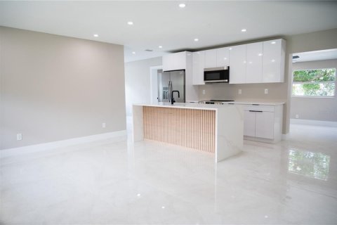 House in Tampa, Florida 3 bedrooms, 122.91 sq.m. № 1805214 - photo 3