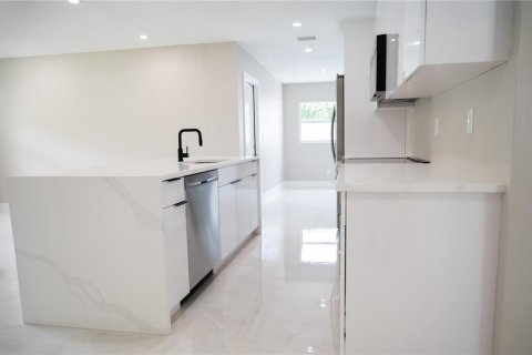House in Tampa, Florida 3 bedrooms, 122.91 sq.m. № 1805214 - photo 6