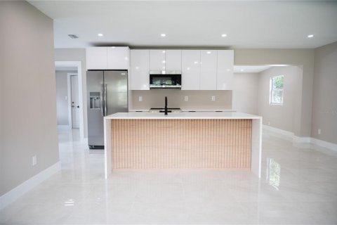 House in Tampa, Florida 3 bedrooms, 122.91 sq.m. № 1805214 - photo 5
