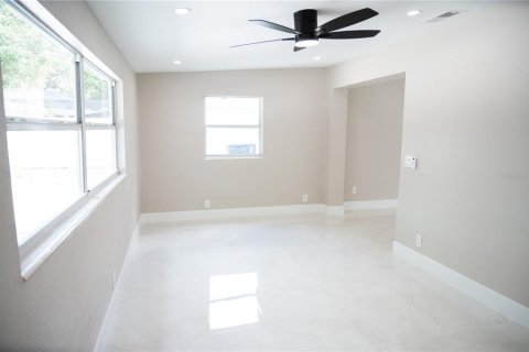 House in Tampa, Florida 3 bedrooms, 122.91 sq.m. № 1805214 - photo 7