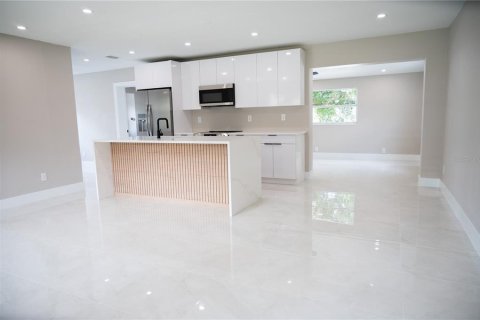 House in Tampa, Florida 3 bedrooms, 122.91 sq.m. № 1805214 - photo 4