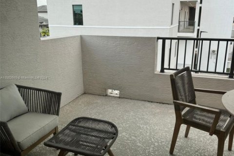 House in Doral, Florida 4 bedrooms, 149.02 sq.m. № 2012784 - photo 11