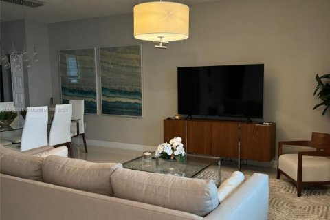 House in Doral, Florida 4 bedrooms, 149.02 sq.m. № 2012784