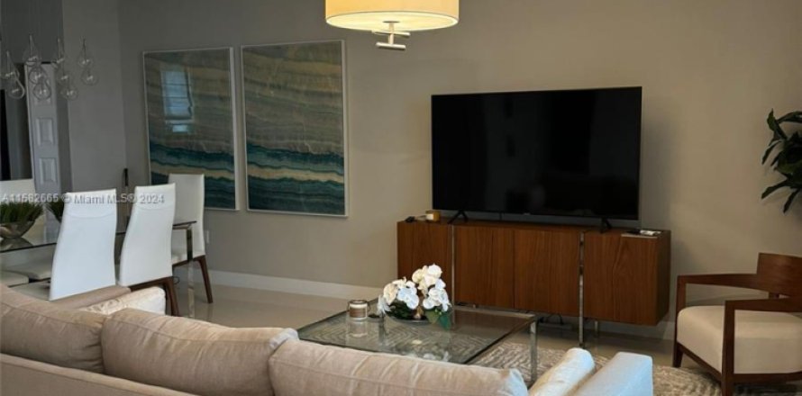 House in Doral, Florida 4 bedrooms, 149.02 sq.m. № 2012784