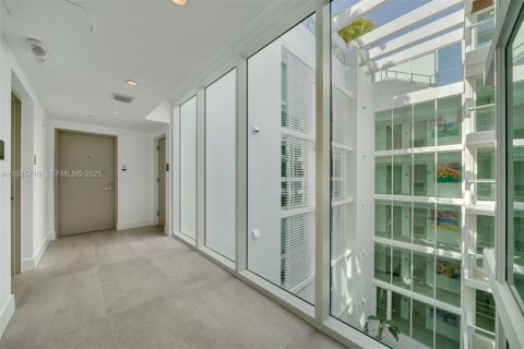 Condo in Bay Harbor Islands, Florida, 2 bedrooms  № 2060091 - photo 22