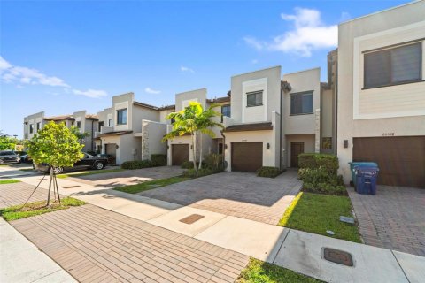 Townhouse in Miami, Florida 3 bedrooms, 137.31 sq.m. № 1874932 - photo 3