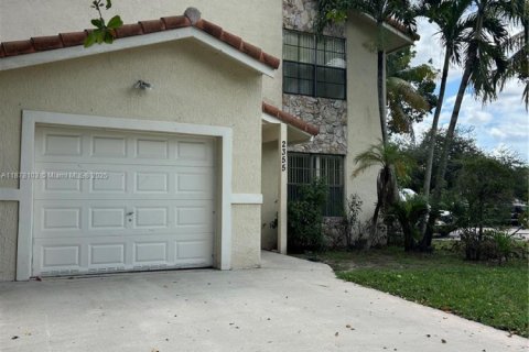 House in Coral Springs, Florida 4 bedrooms, 151.52 sq.m. № 1928977 - photo 25