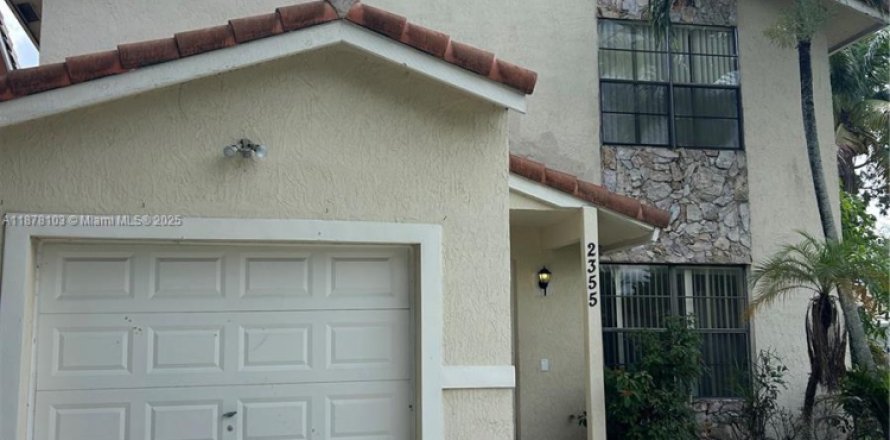 House in Coral Springs, Florida 4 bedrooms, 151.52 sq.m. № 1928977