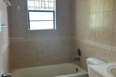 House in Coral Springs, Florida 4 bedrooms, 151.52 sq.m. № 1928977 - photo 14