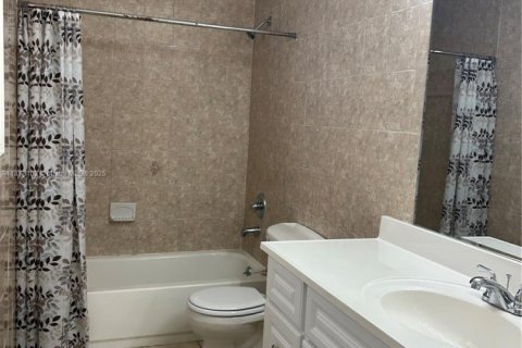 House in Coral Springs, Florida 4 bedrooms, 151.52 sq.m. № 1928977 - photo 20