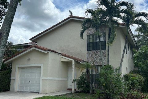 House in Coral Springs, Florida 4 bedrooms, 151.52 sq.m. № 1928977 - photo 2