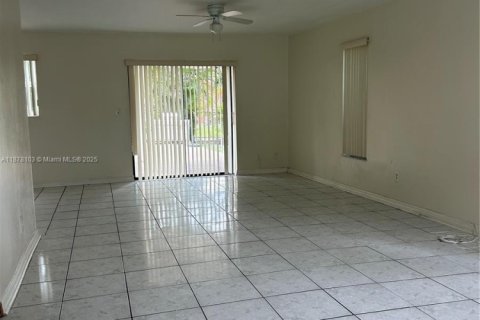 House in Coral Springs, Florida 4 bedrooms, 151.52 sq.m. № 1928977 - photo 5