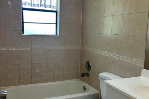 House in Coral Springs, Florida 4 bedrooms, 151.52 sq.m. № 1928977 - photo 23