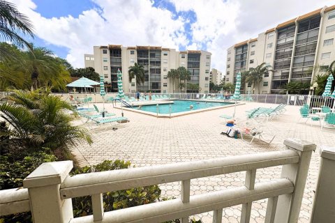 Condo in Lauderhill, Florida, 3 bedrooms  № 2170048 - photo 19