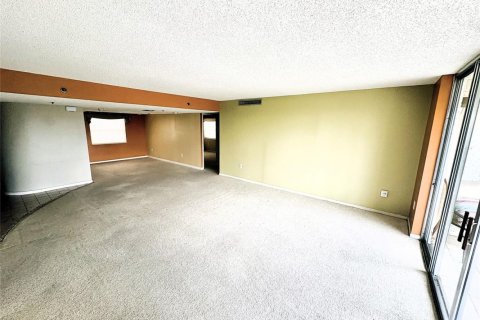 Condo in Lauderhill, Florida, 3 bedrooms  № 2170048 - photo 2