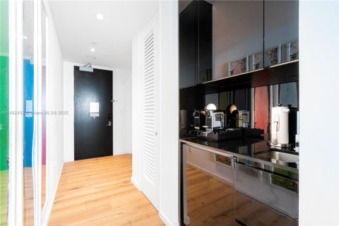 Condo in Miami Beach, Florida  № 2022959 - photo 17