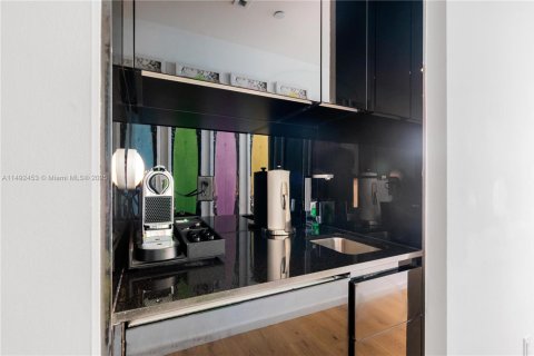 Condo in Miami Beach, Florida  № 2022959 - photo 5