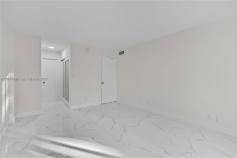 Condominio en venta en Pompano Beach, Florida, 2 dormitorios, 95.22 m2 № 2032883 - foto 18