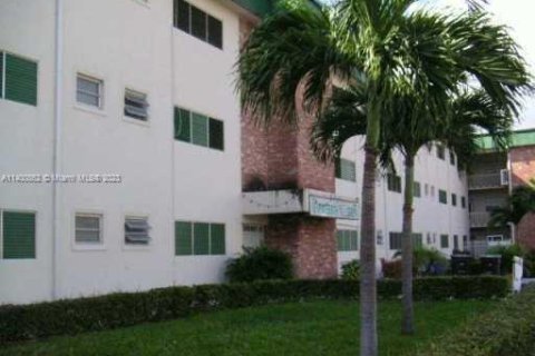 Condo in Hallandale Beach, Florida, 2 bedrooms  № 1811553 - photo 4