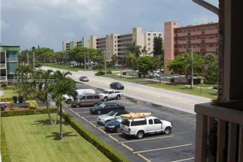 Condo in Hallandale Beach, Florida, 2 bedrooms  № 1811553 - photo 16