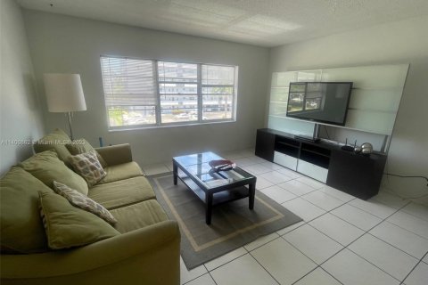 Condo in Hallandale Beach, Florida, 2 bedrooms  № 1811553 - photo 9