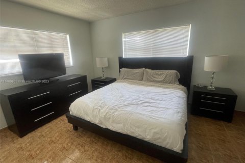 Condo in Hallandale Beach, Florida, 2 bedrooms  № 1811553 - photo 10