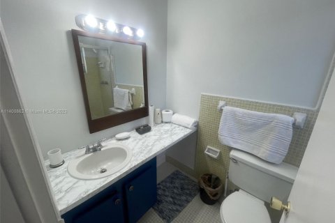 Condo in Hallandale Beach, Florida, 2 bedrooms  № 1811553 - photo 12