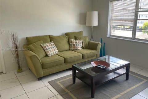 Condo in Hallandale Beach, Florida, 2 bedrooms  № 1811553 - photo 8