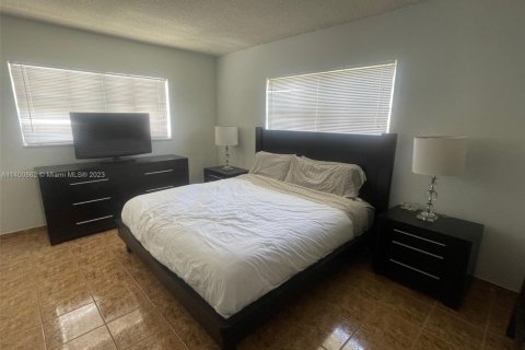 Condo in Hallandale Beach, Florida, 2 bedrooms  № 1811553 - photo 13
