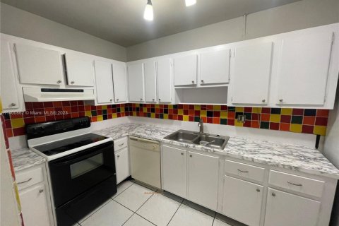 Condo in Hallandale Beach, Florida, 2 bedrooms  № 1811553 - photo 2