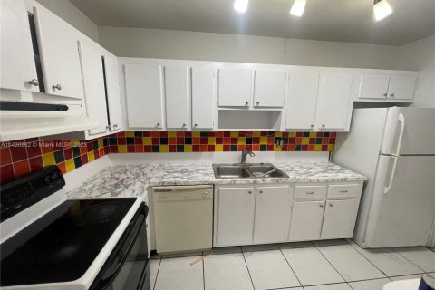 Condo in Hallandale Beach, Florida, 2 bedrooms  № 1811553 - photo 1