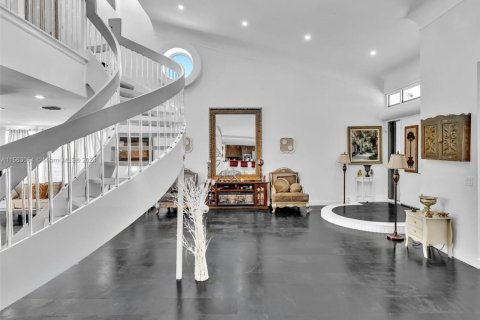 House in Golden Beach, Florida 4 bedrooms, 327.02 sq.m. № 1985474 - photo 19