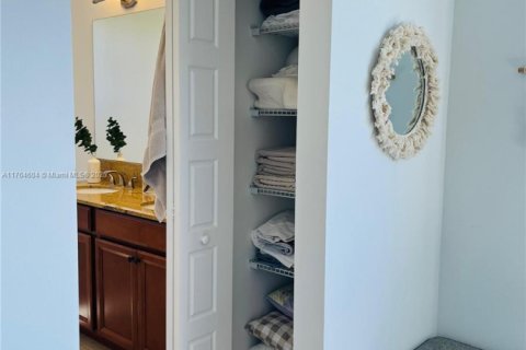 Casa en venta en Miami, Florida, 3 dormitorios, 182.55 m2 № 1868113 - foto 22