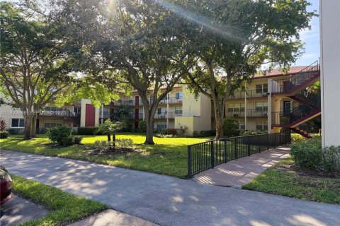 Copropriété à louer à Pembroke Pines, Floride: 1 chambre, 75.34 m2 № 1976770 - photo 1