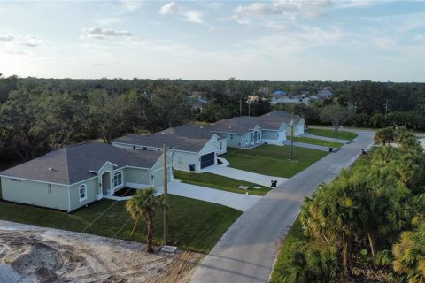 House in North Port, Florida 3 bedrooms, 168.25 sq.m. № 1812831 - photo 1