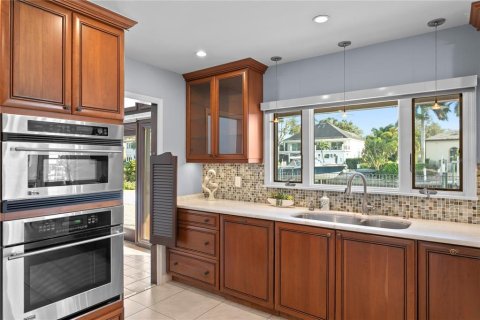 Villa ou maison à vendre à Tampa, Floride: 5 chambres, 412.76 m2 № 2431107 - photo 12
